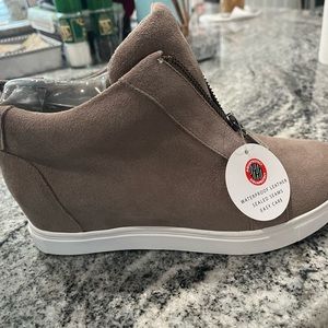 Blondo Glenda mushroom suede booties. Size 7